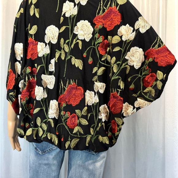 AKEMI + KIN Women’s V-Neck Embroidered Floral Oversized Top (Size XS/S) - Picture 8 of 15